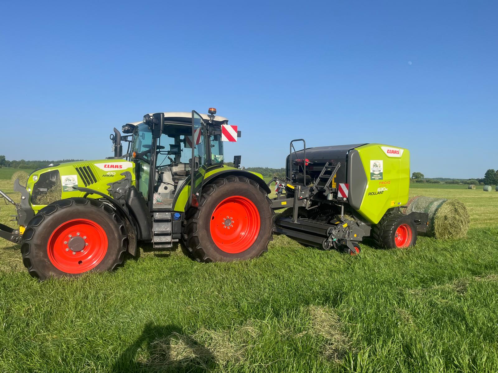 CLAAS Arion Traktor mit Rundballenpresse – unser Maschinenpark im Einsatz